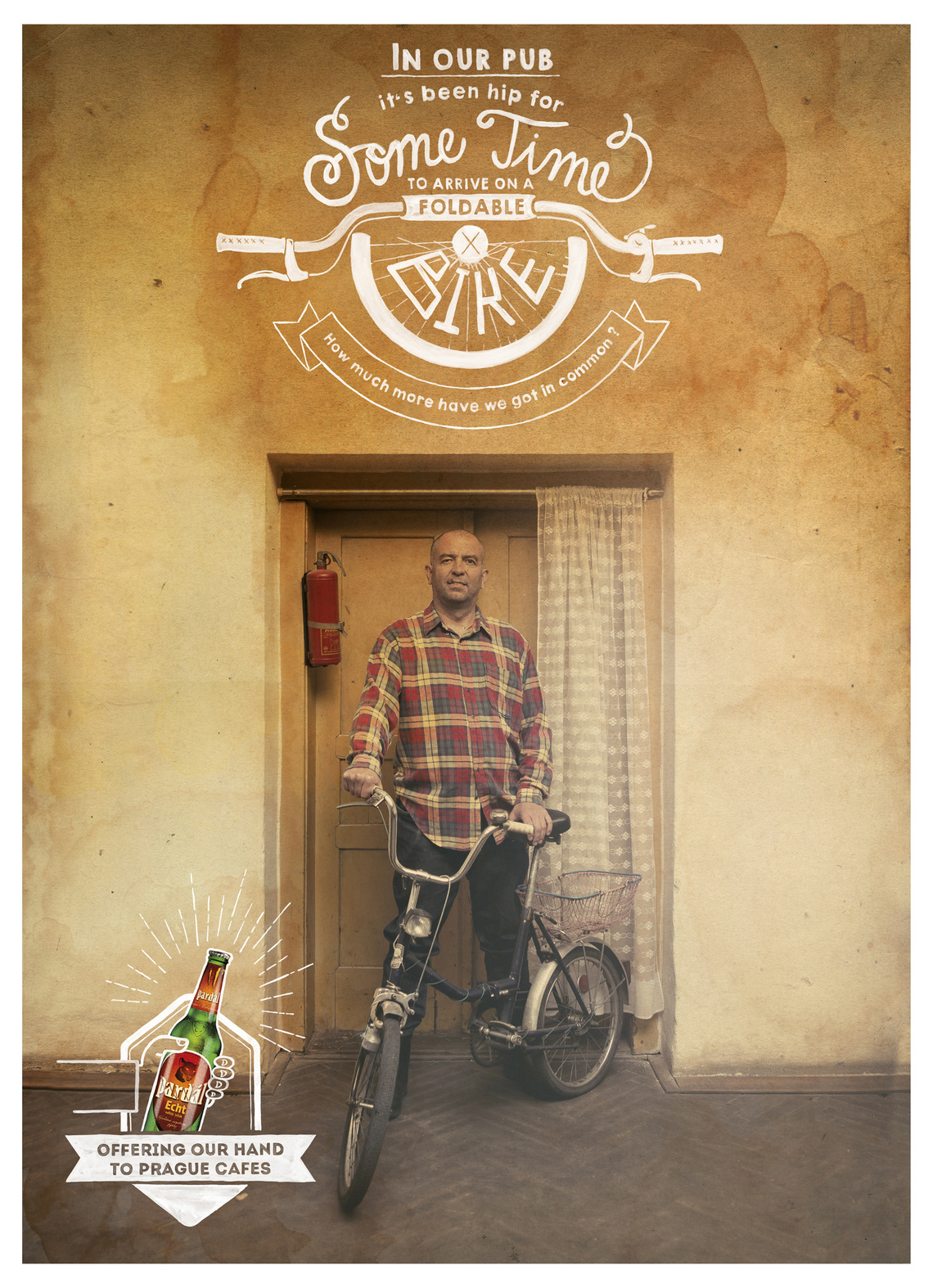 In our pub it’s been hip for some time to arrive on a foldable bike.
Campaign for Pardal beer. In an effort to get the rurally brewed brand sold in city bars and pubs, the ads suggest what country folk and urban hipsters may have in common.